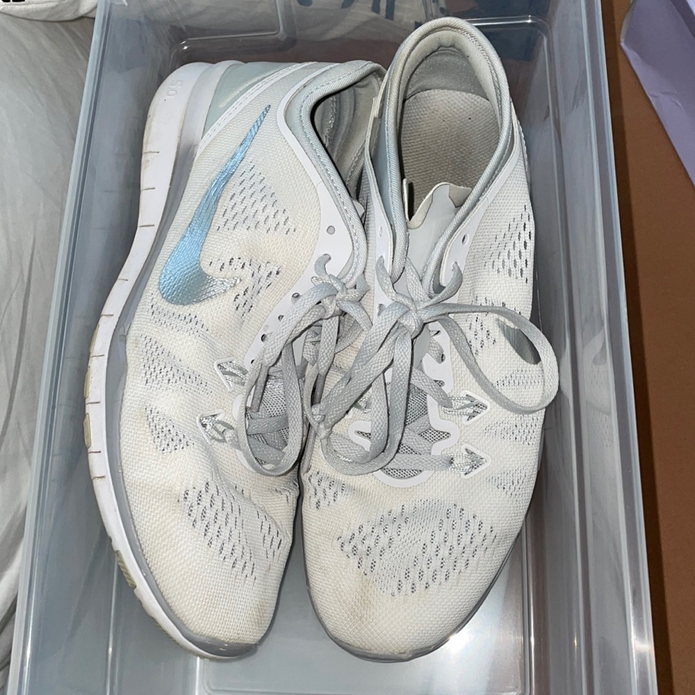 Nike women tennis shoe